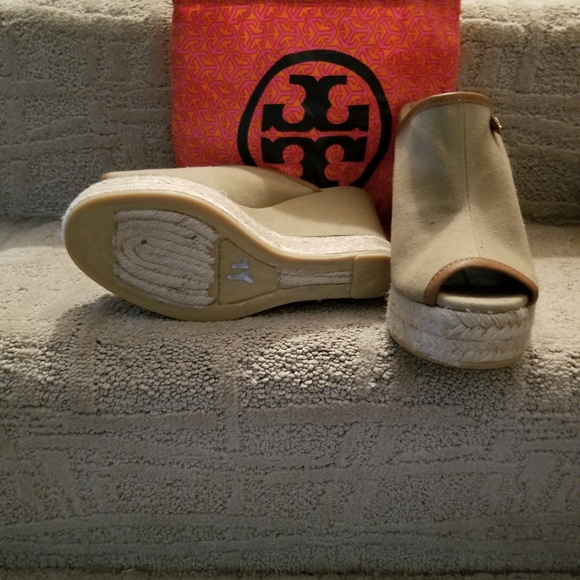 BRAND NEW TORY BURCH CANVAS WEDGE SANDALS SIZE 7 - Picture 3 of 3